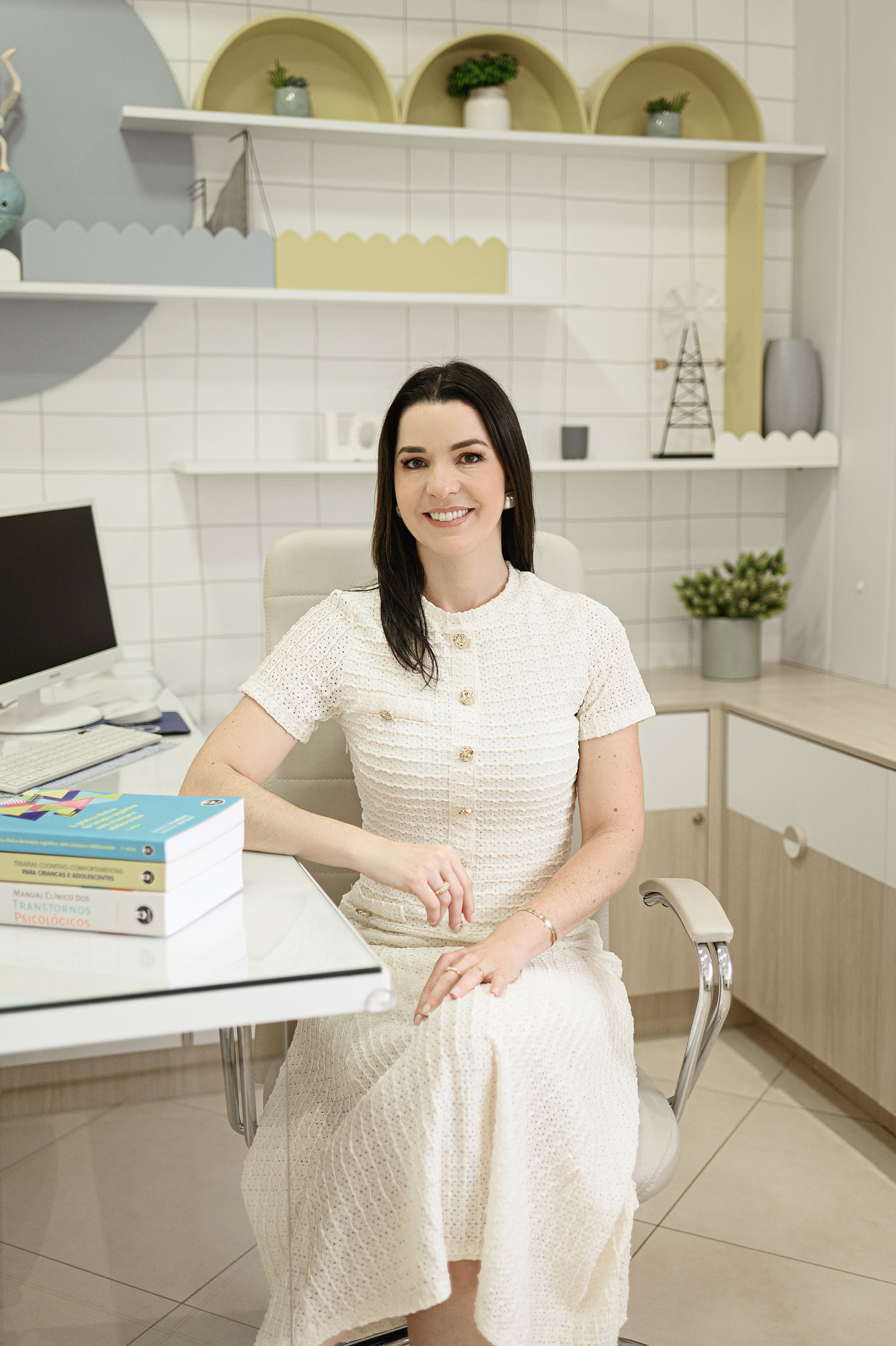Foto da Psicóloga Carla Cavalari em seu consultório